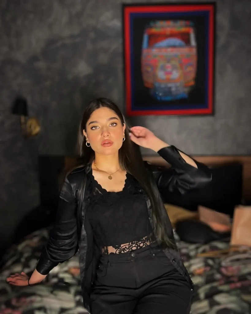 hania aamir net worth