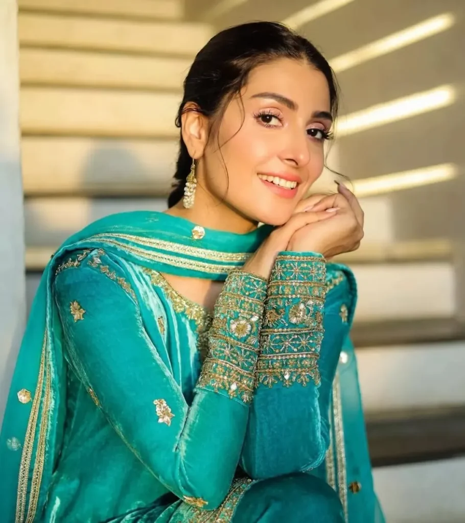 what is the age of ayeza khan
