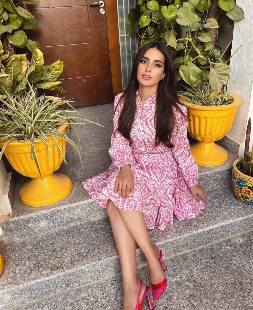 iqra aziz height